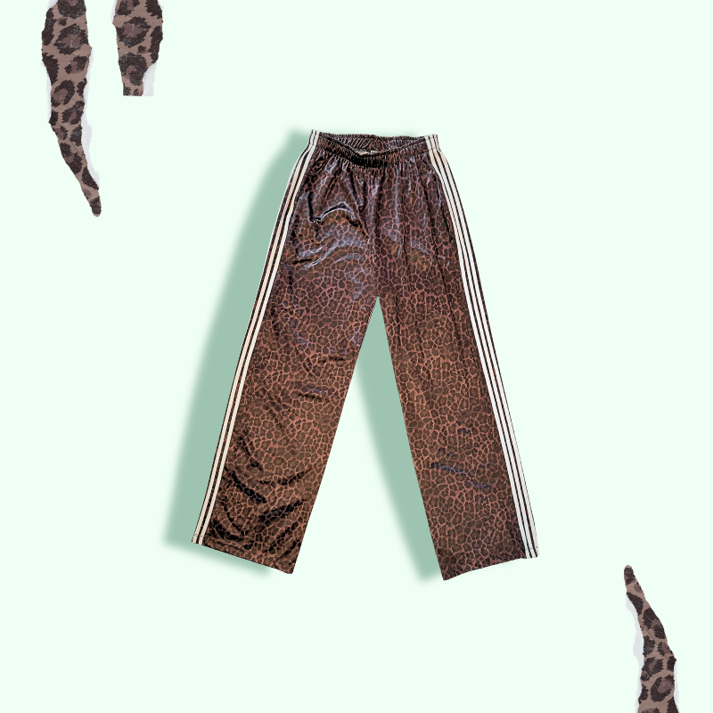 pantalone tuta tessuto lucido stampa animalier con tre bande sui lati. Elastico in vita modello a palazzo