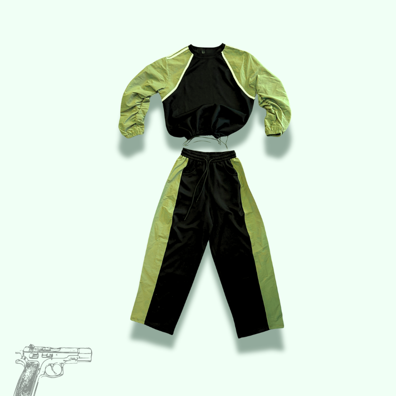 Completo tuta pantalone e felpa, maniche arricciate in tessuto tecnico verde militare, richiamate nelle bande laterali del pantalone