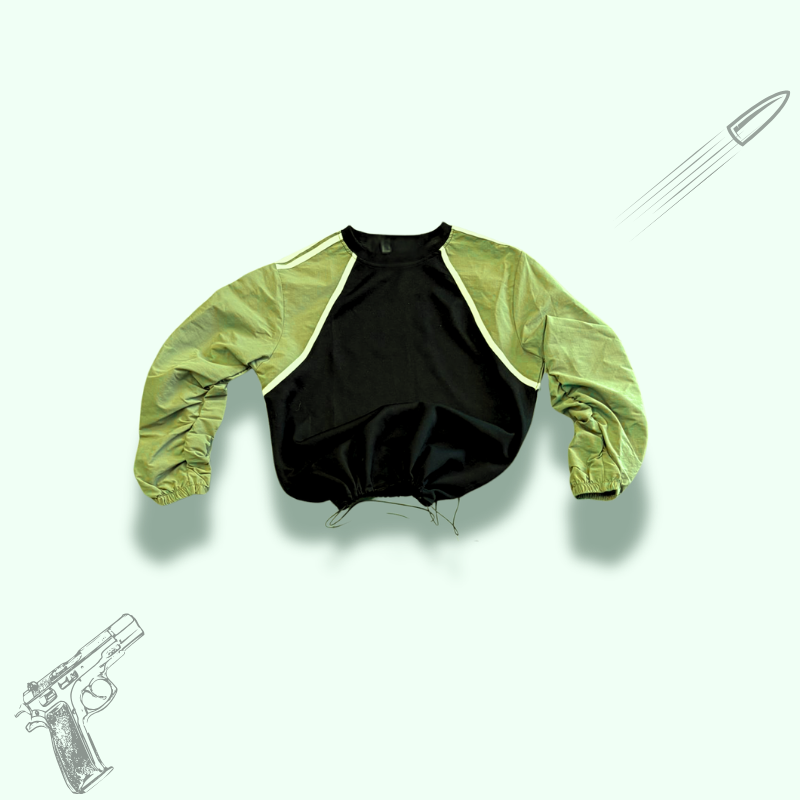 Completo tuta pantalone e felpa, maniche arricciate in tessuto tecnico verde militare, richiamate nelle bande laterali del pantalone