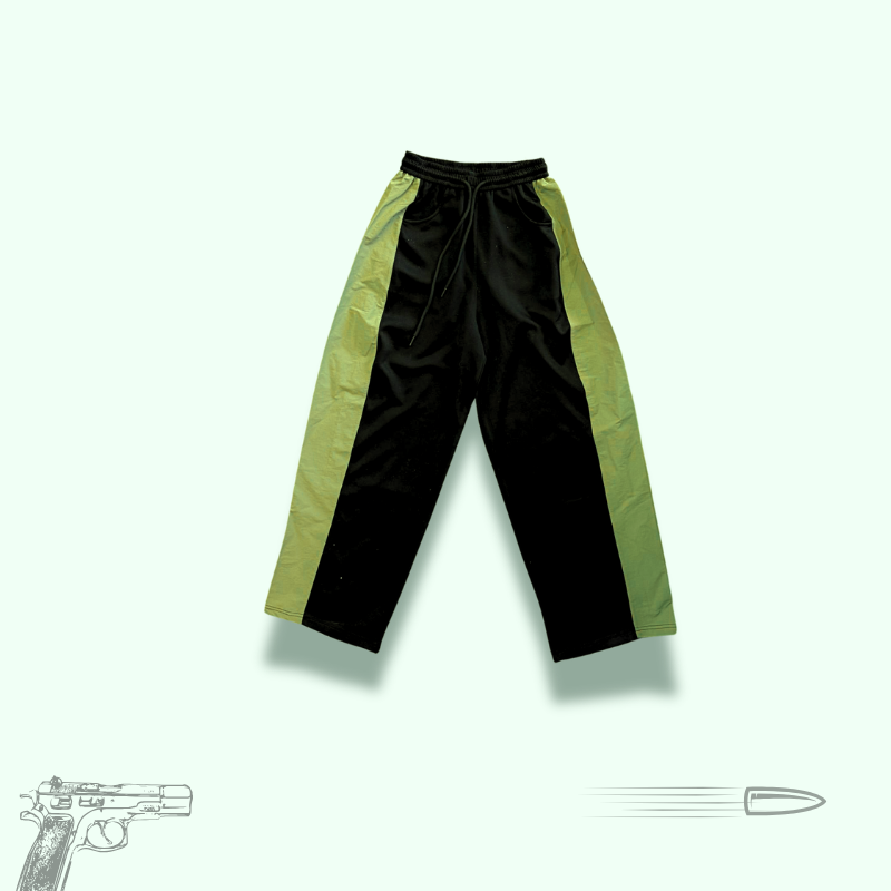 Completo tuta pantalone e felpa, maniche arricciate in tessuto tecnico verde militare, richiamate nelle bande laterali del pantalone