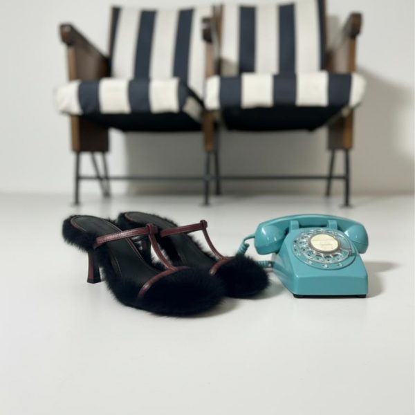 mules ciabatta con tacco pelosa con cinturino e tacco bordeaux