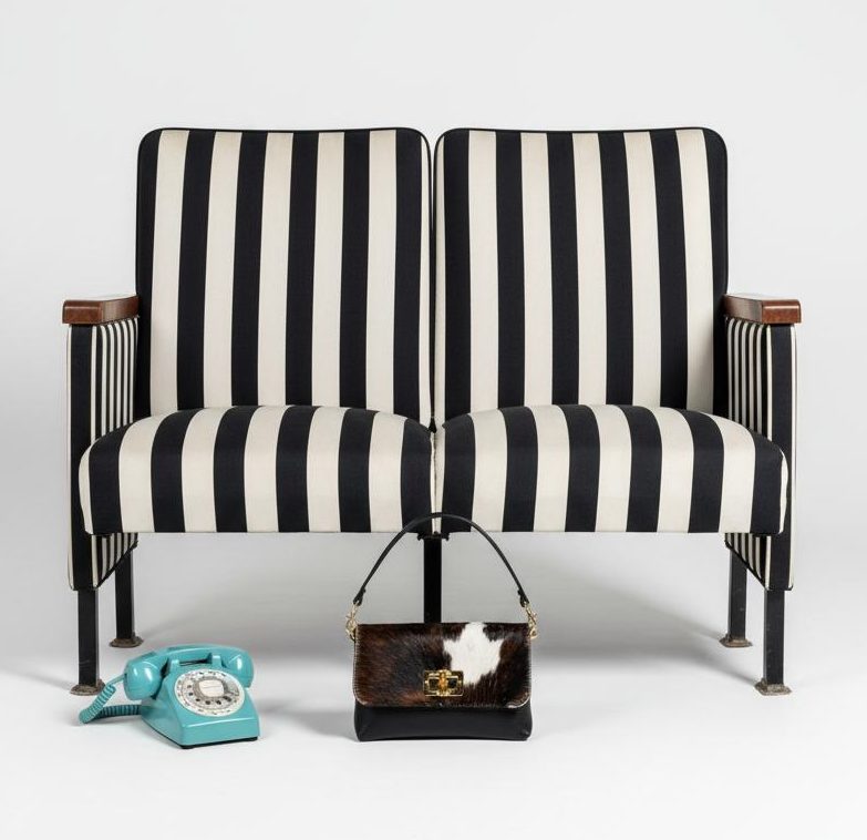 borsetta in pelle e cavallino con stampa muccata con manico morbido e chiusura a rotazione.