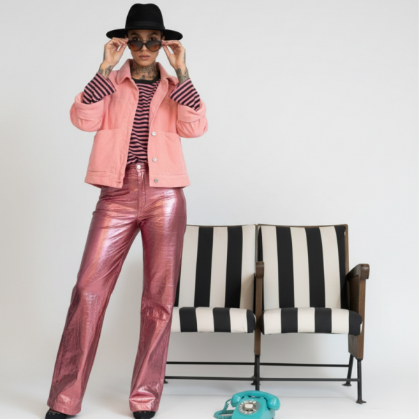 pantaloni rosa metallizzati a palazzo