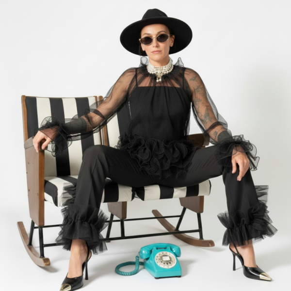 camicia nera trasparente con volant rigidi su maniche e vita