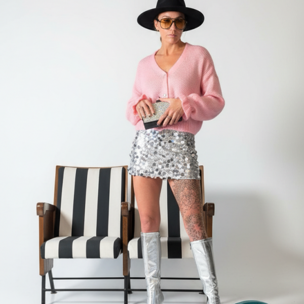 cardigan rosa con volant sui polsi e bottoni oro