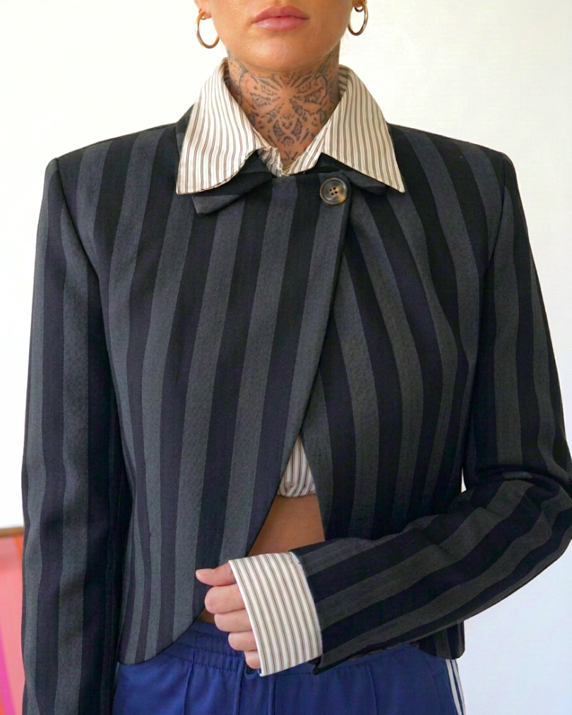 BLAZER NERO CROP ASIMMETRICO A RIGHE SAN TWIST