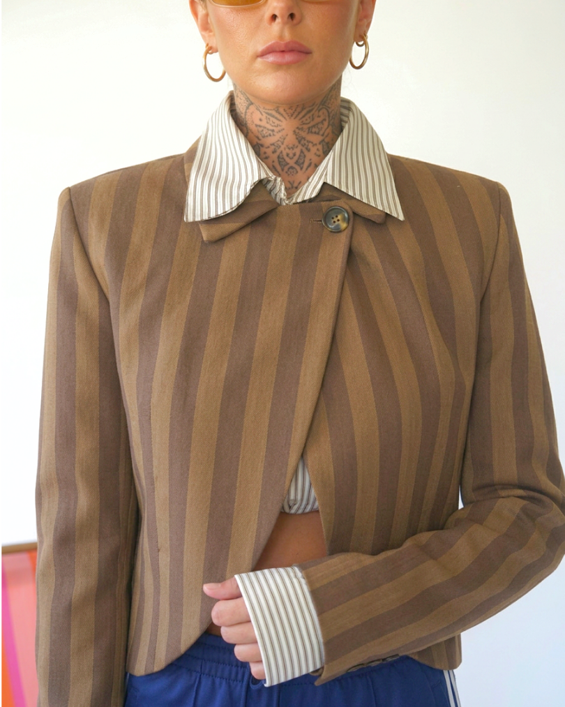 BLAZER MARRONE CROP ASIMMETRICO A RIGHE SAN TWIST